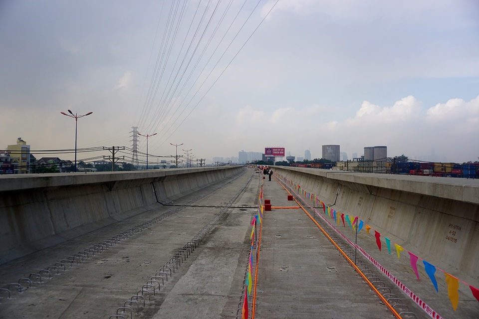 Cận cảnh lắp đặt đường ray tuyến metro đầu tiên ở TPHCM - 9 Cận cảnh lắp đặt đường ray tuyến metro đầu tiên ở TPHCM - 9