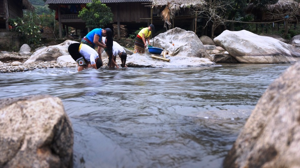 Tục gội đầu của phụ nữ Thái trong dịp đầu Xuân - 2 Tục gội đầu của phụ nữ Thái trong dịp đầu Xuân - 2