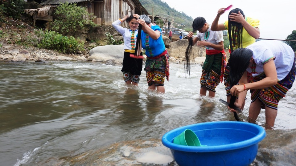 Tục gội đầu của phụ nữ Thái trong dịp đầu Xuân - 1 Năm mới - ai cũng vui vẻ đón Tết. Và với chị em phụ nữ người Thái ở bản Tằng Phăn, xã biên giới Na Ngoi (huyện Kỳ Sơn, Nghệ An) vẫn không quên phong tục truyền thống bao đời của dân tộc mình, đó là tục gội đầu để đón năm mới.
