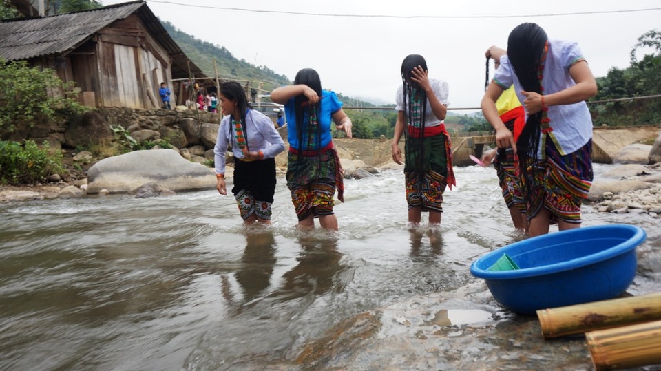 Tục gội đầu của phụ nữ Thái trong dịp đầu Xuân - 3 Tục gội đầu của phụ nữ Thái trong dịp đầu Xuân - 3