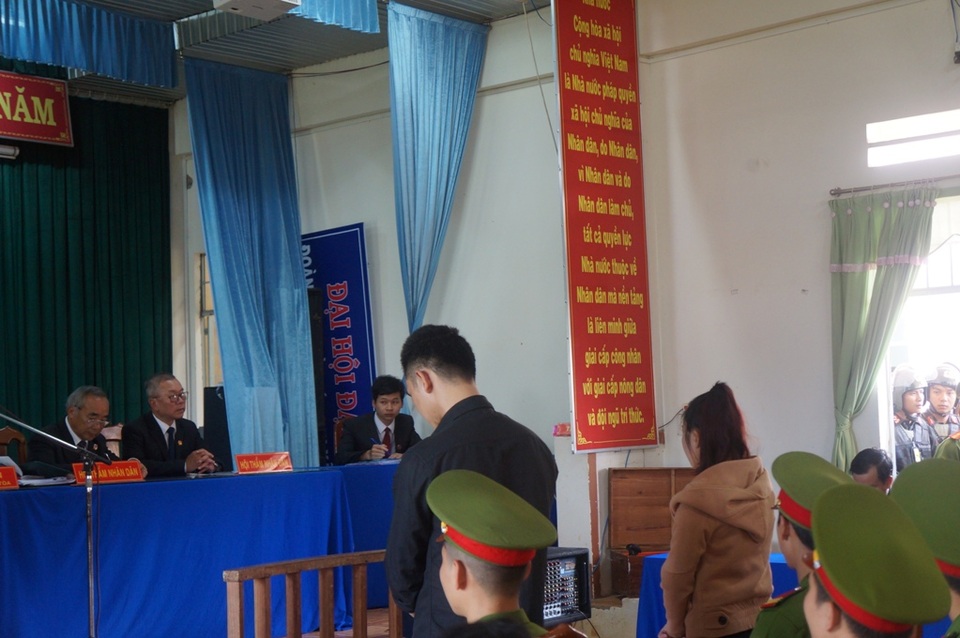 Tử hình kẻ giết người chôn xác 2 lần rúng động tại Lâm Đồng - 1
Phiên tòa xét xử vụ giết người chôn xác 2 lần ở Lâm Đồng sáng nay