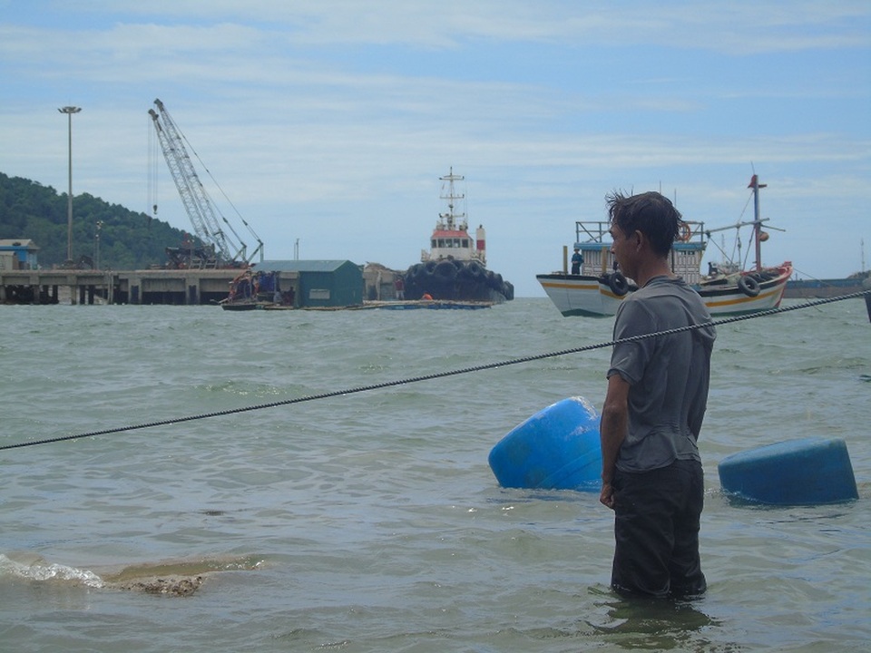 Bão biển và nước mắt ngư dân - 4 Một ngư dân thẫn thờ nhìn chiếc tàu cá của mình bị chìm sau cơn bão