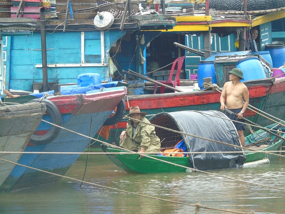 Bão số 4 áp sát, vùng dự kiến tâm bão căng mình ứng phó - 2 Người dân địa phương giằng néo, kiểm tra tàu thuyền khi bão số 4 đang đến gần