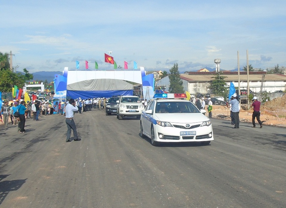 Thủ tướng dự lễ thông xe kỹ thuật cầu "chiến lược phát triển kinh tế" Quảng Bình - 2 Những chiếc xe đầu tiên lăn bánh qua cầu Nhật Lệ 2