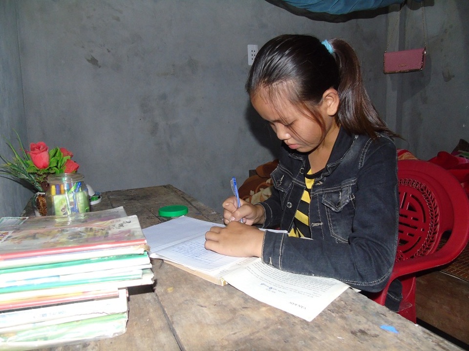 Niềm vui đầu năm học mới của cô bé mồ côi - 4 Nhờ có bạn đọc Dân trí, ước mơ học hành của Diệu Linh lại được thắp sáng