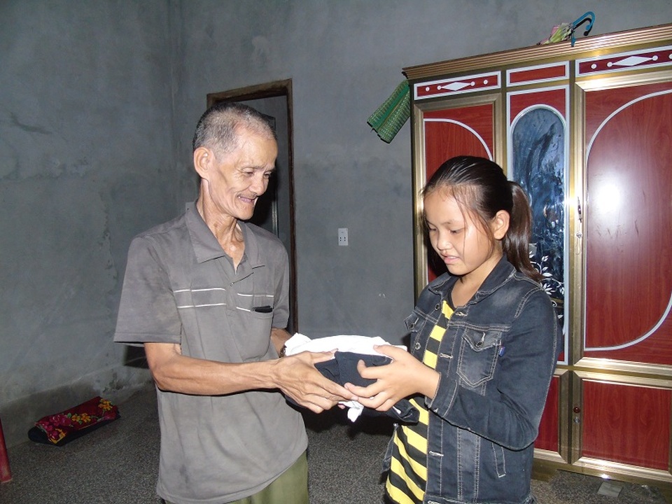 Niềm vui đầu năm học mới của cô bé mồ côi - 5 Niềm vui của đứa cháu hiếu thảo, chăm ngoan khi được ông ngoại mua tặng bộ quần áo mới