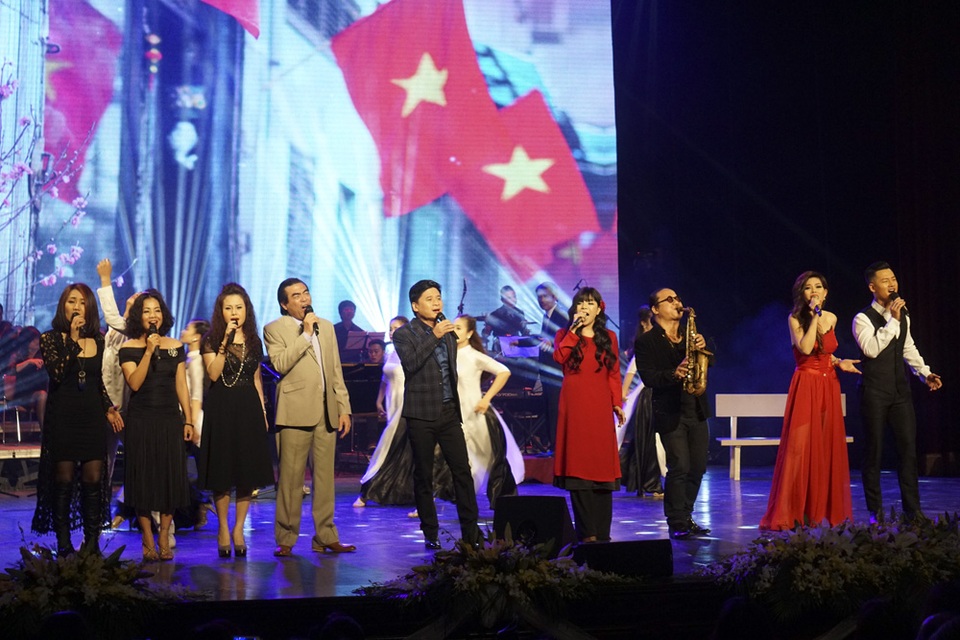 Thanh Lam hát mềm mại, biểu diễn sexy khi hát nhạc Phú Quang - 5 Tiết mục mở màn Hà Nội ngày trở về với sự tham gia của các nghệ sĩ.