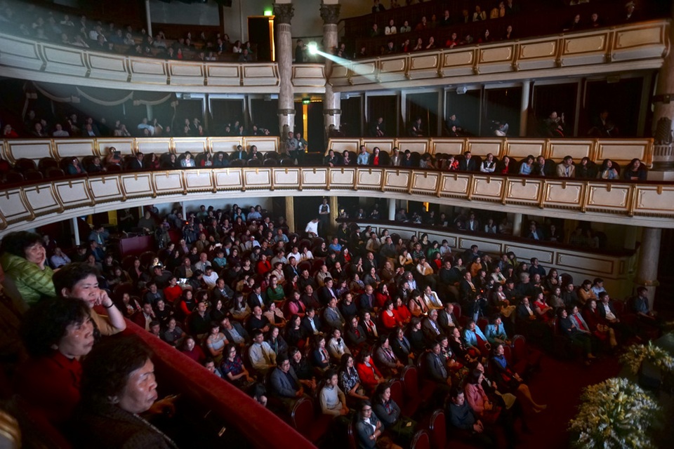 Thanh Lam hát mềm mại, biểu diễn sexy khi hát nhạc Phú Quang - 23 Khán phòng chật kín khán giả trong đêm nhạc Phú Quang.