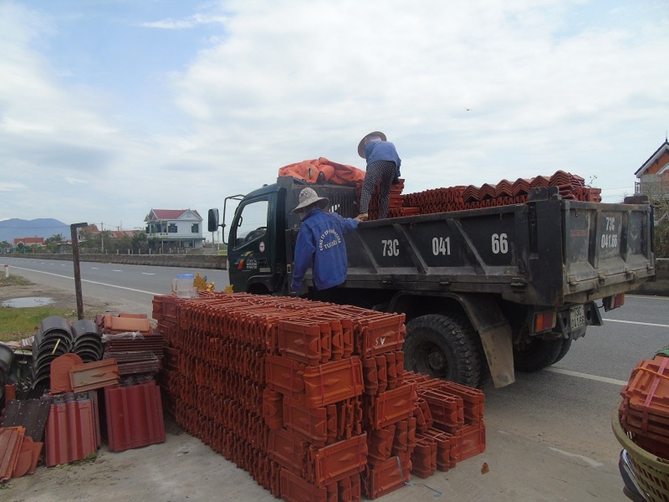 Người dân đổ xô đi mua ngói lợp nhà sau bão - 6 Nhiều cửa hàng vật liệu xây dựng thuê xe lấy ngói từ các đại lý lớn để phục vụ người dân