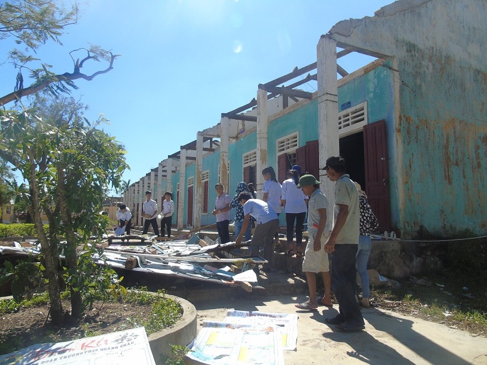 Dãy phòng học của Trường THCS Quảng Châu bị tốc hết mái, hư hỏng nghiêm trọng