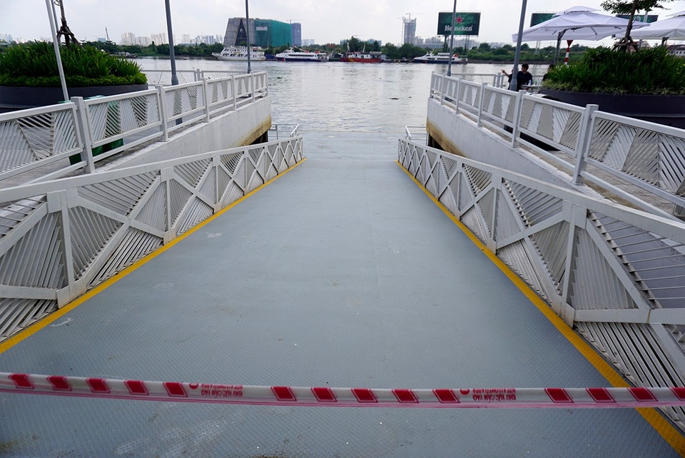 Cận cảnh bến buýt đường sông đầu tiên ở Sài Gòn - 6 Khu vực đường từ bên trong bến xuống tàu.