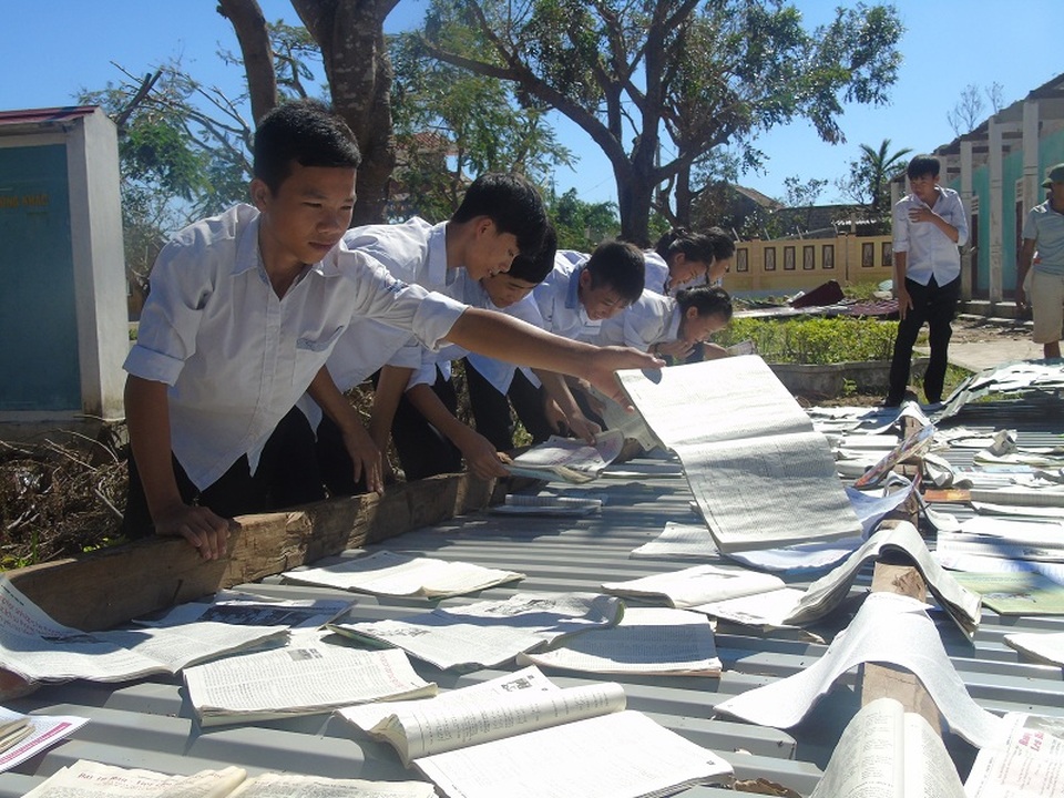 Giáo viên và học sinh Trường THCS Quảng Châu cố gắng gom nhặt dụng cụ thí nghiệm, sách vở còn sót lại