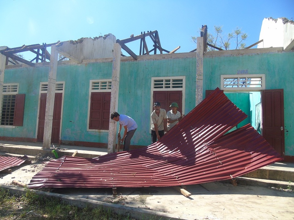 Các thầy giáo Trường THCS Quảng Châu thu dọn đống đổ nát sau bão để sớm ổn định công tác giảng dạy