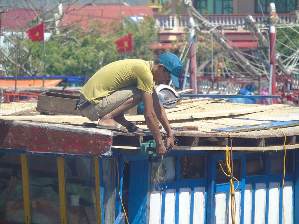 Ngư dân sửa chữa tàu thuyền, ngư lưới cụ sẵn sàng vươn khơi