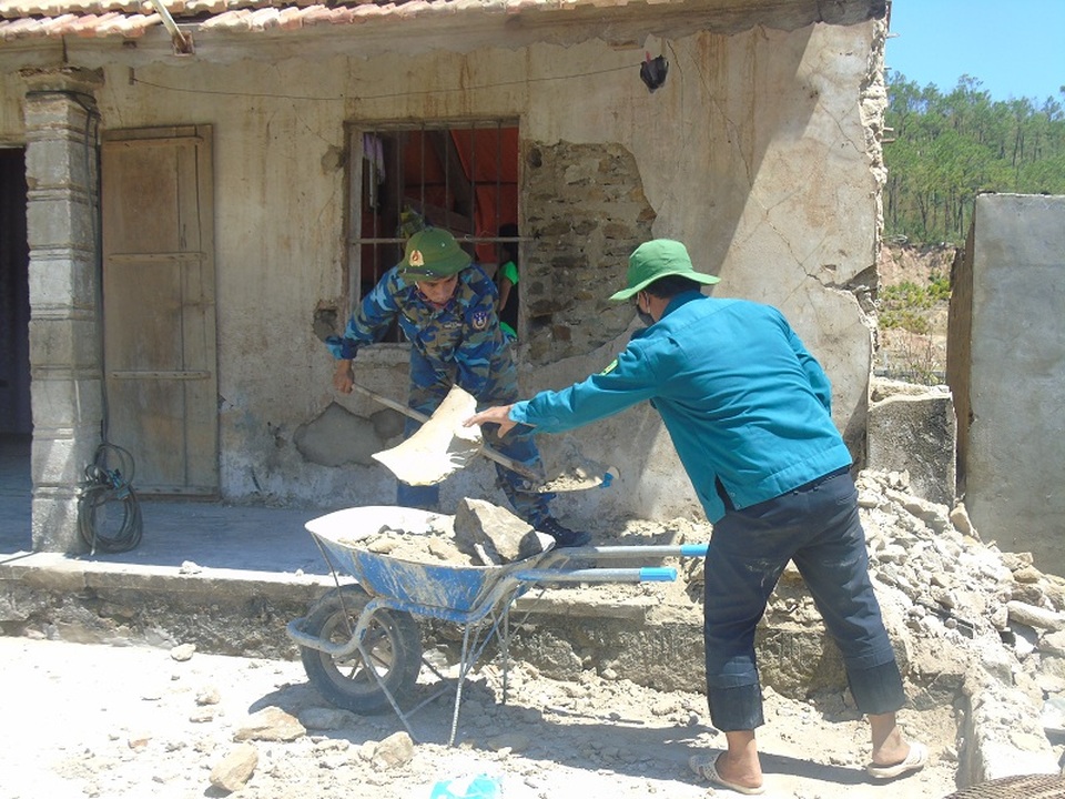 Cảnh sát biển căng mình giúp dân khắc phục hậu quả do bão số 10 - 4