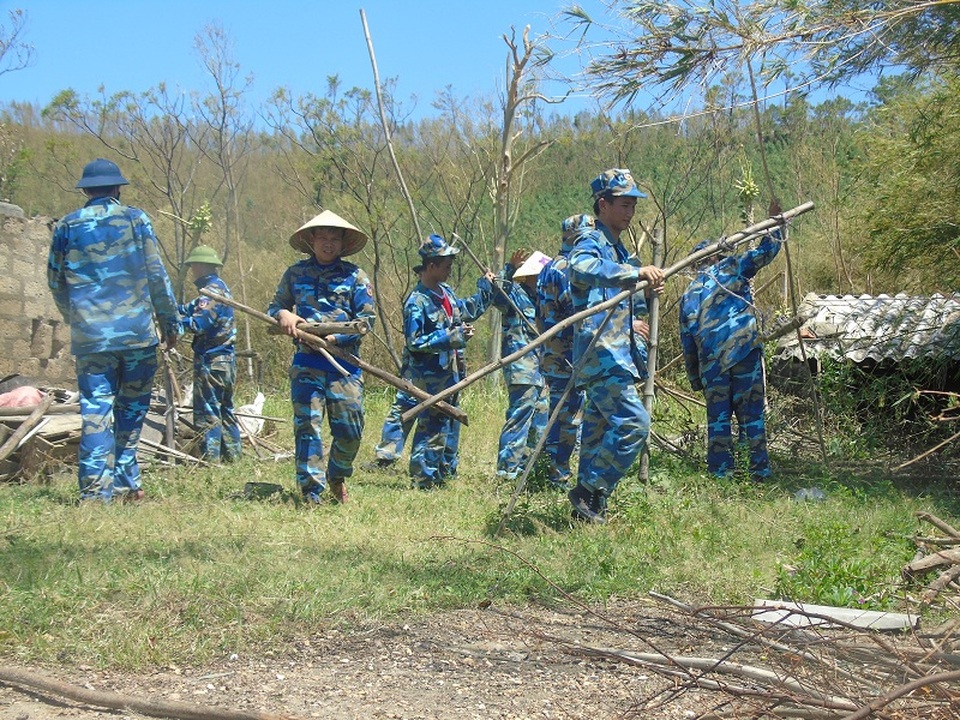 Các chiến sỹ Hải đội 102 có mặt tại xã Quảng Đông để giúp đỡ người dân