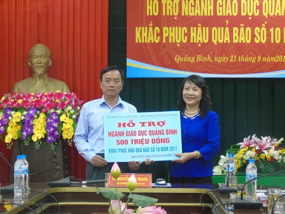 Quyết tâm không để học sinh thiếu phòng học, sách vở sau bão - 1
Thứ trưởng Nguyễn Thị Nghĩa thay mặt Bộ GD-ĐT, Công đoàn Giáo dục Việt Nam trao hỗ trợ 500 triệu đồng cho ngành giáo dục Quảng Bình.