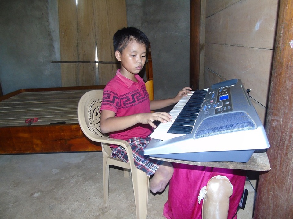 Niềm đam mê cháy bỏng với âm nhạc của cậu bé cụt hai chân - 6 Với cậu bé còn có một niềm đam mê cháy bỏng với âm nhạc, với cây đàn