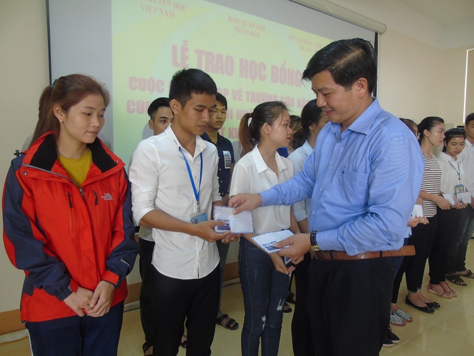 Trao 20 suất học bổng từ cuộc đua “Về Trường Sơn 2017” đến sinh viên nghèo Quảng Bình - 2
Phóng viên báo Dân trí (ảnh trên) cùng ông Trần Vũ Khiêm, Giám đốc Sở Văn hóa Thể thao trao học bổng cho các sinh viên Trường Đại học Quảng Bình.