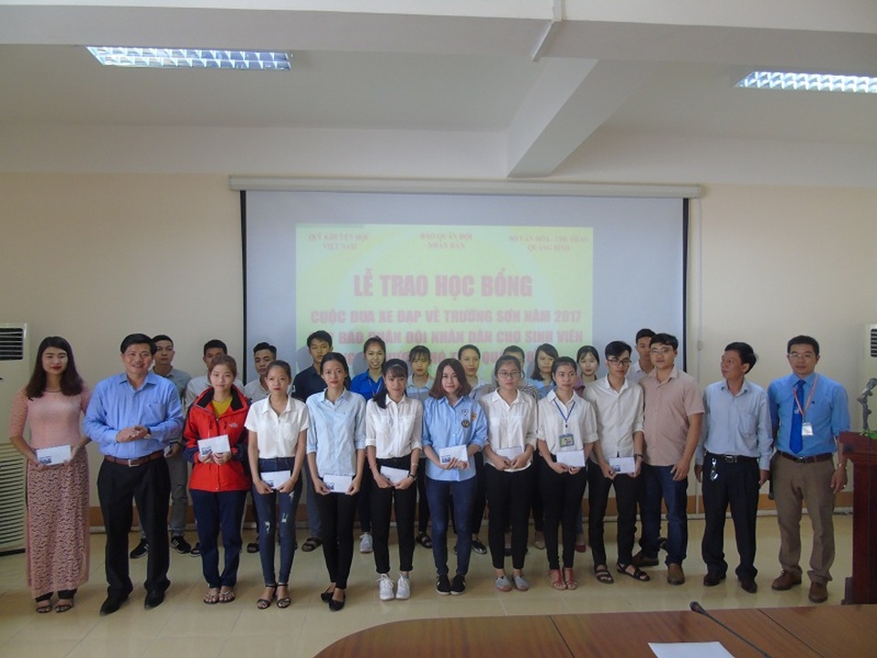 Trao 20 suất học bổng từ cuộc đua “Về Trường Sơn 2017” đến sinh viên nghèo Quảng Bình - 3 Dịp này, 20 sinh viên tại Quảng Bình đã vinh dự được nhận học bổng từ cuộc đua xe đạp Về Trường Sơn 2017