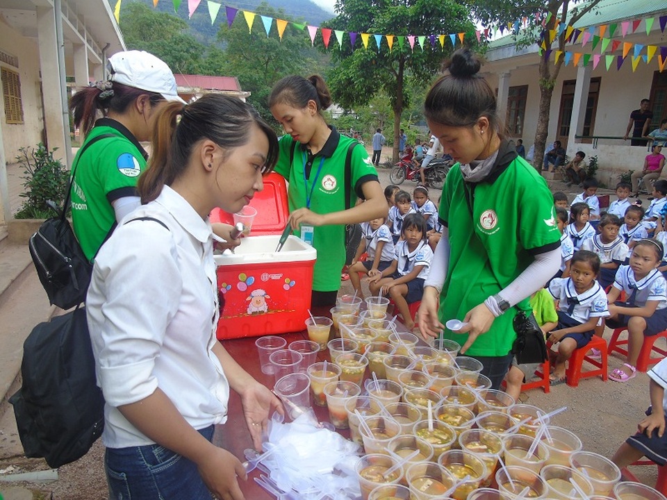 Ấm áp đêm hội trăng rằm nơi vùng cao biên giới - 4 Bữa ăn nhẹ trước đêm hội được các tình nguyện viên chuẩn bị cho các em thiếu nhi tại xã Dân Hóa
