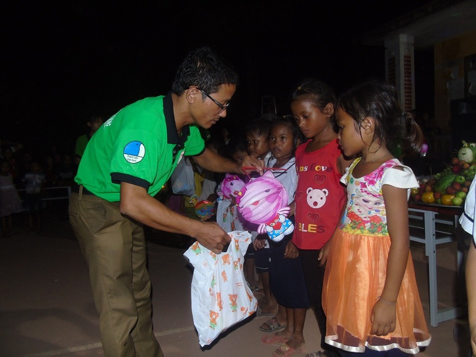 Ấm áp đêm hội trăng rằm nơi vùng cao biên giới - 10 Những món quà Trung Thu đầy ý nghĩa được ban tổ chức trao tặng các em thiếu nhi