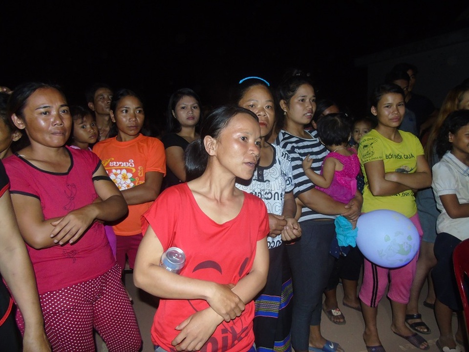 Ấm áp đêm hội trăng rằm nơi vùng cao biên giới - 9 Không chỉ các em nhỏ mà các phụ huynh cũng vô cùng háo hức trong đêm hội trăng rằm