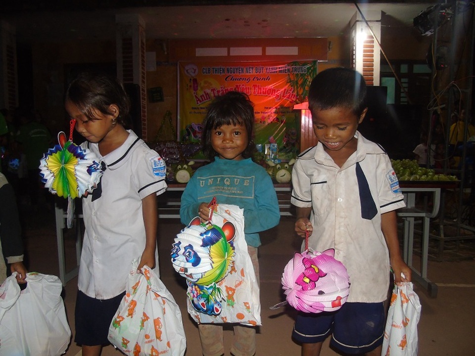 Ấm áp đêm hội trăng rằm nơi vùng cao biên giới - 12 Ban tổ chức Ánh trăng yêu thương đã giành tặng 243 suất quà trị giá mỗi suất khoảng 150.000 đồng gồm bánh kẹo, đồ chơi đến các em thiếu nhi