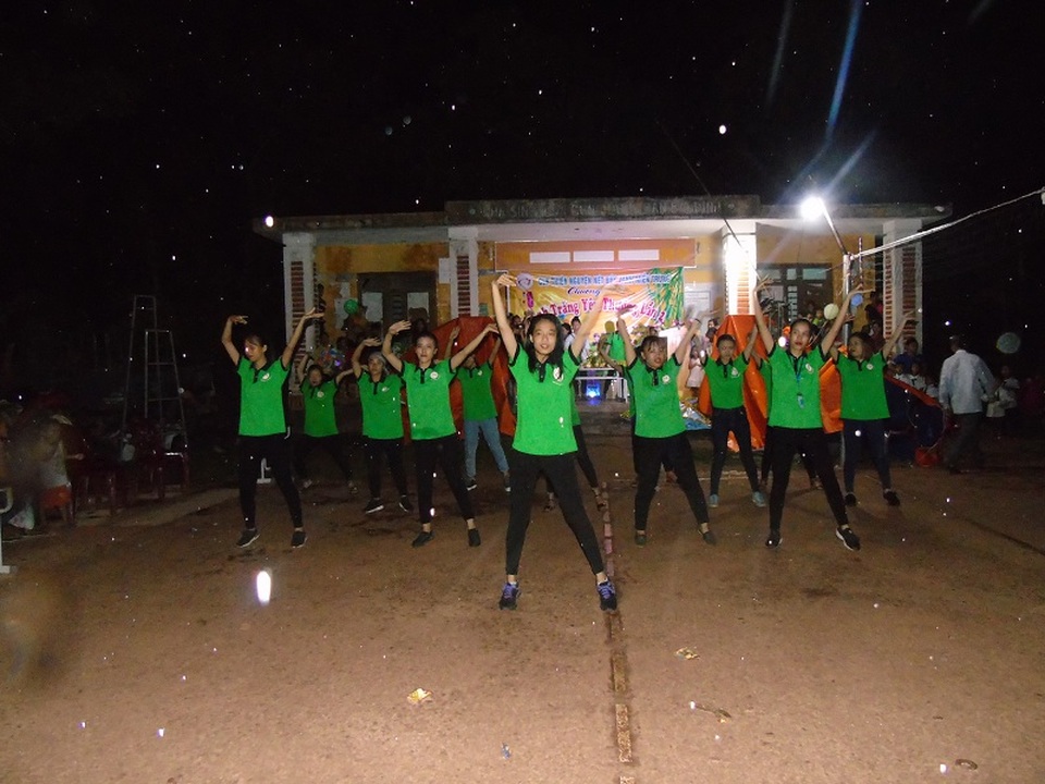 Ấm áp đêm hội trăng rằm nơi vùng cao biên giới - 8 Màn nhảy flasmost đầy sôi động của các thành viên CLB Nét bút xanh miền Trung