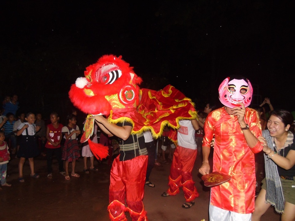 Ấm áp đêm hội trăng rằm nơi vùng cao biên giới - 7 Màn múa lân khuấy động chương trình của các tình nguyện viên