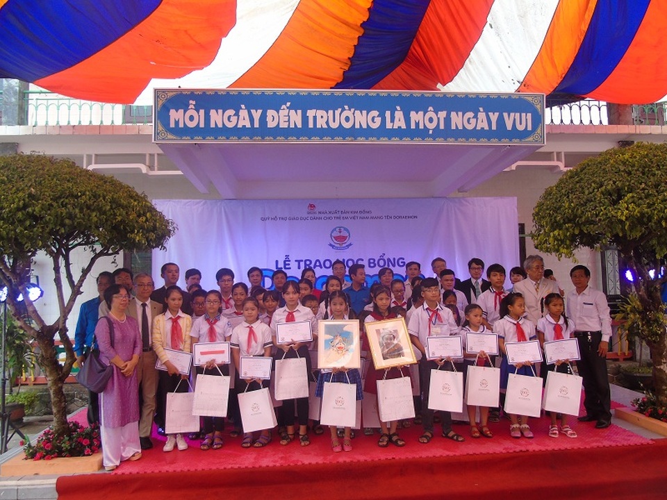 Quỹ Hỗ trợ giáo dục dành cho trẻ em Việt Nam mang tên Doraemon trao học bổng cho các em học sinh