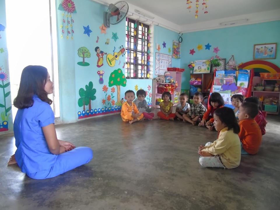 Người phụ nữ dân tộc hiến đất làm trường học - 1 Các em học sinh mầm non tại bản Khe Ngát đang phải học nhờ ở nhà văn hóa