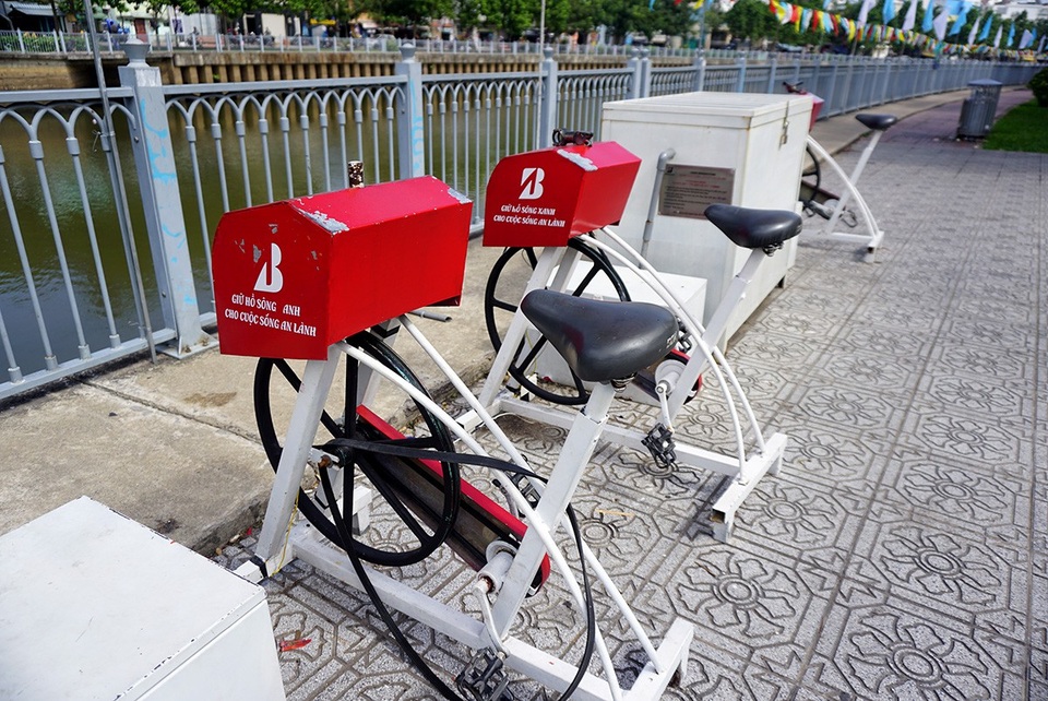 Dàn xe đạp lọc nước kênh Nhiêu Lộc... "đình công" - 2 Dàn xe đạp chỉ mới sử dụng hơn 1 năm nhưng đã xuống cấp, hư hỏng nhiều bộ phận.