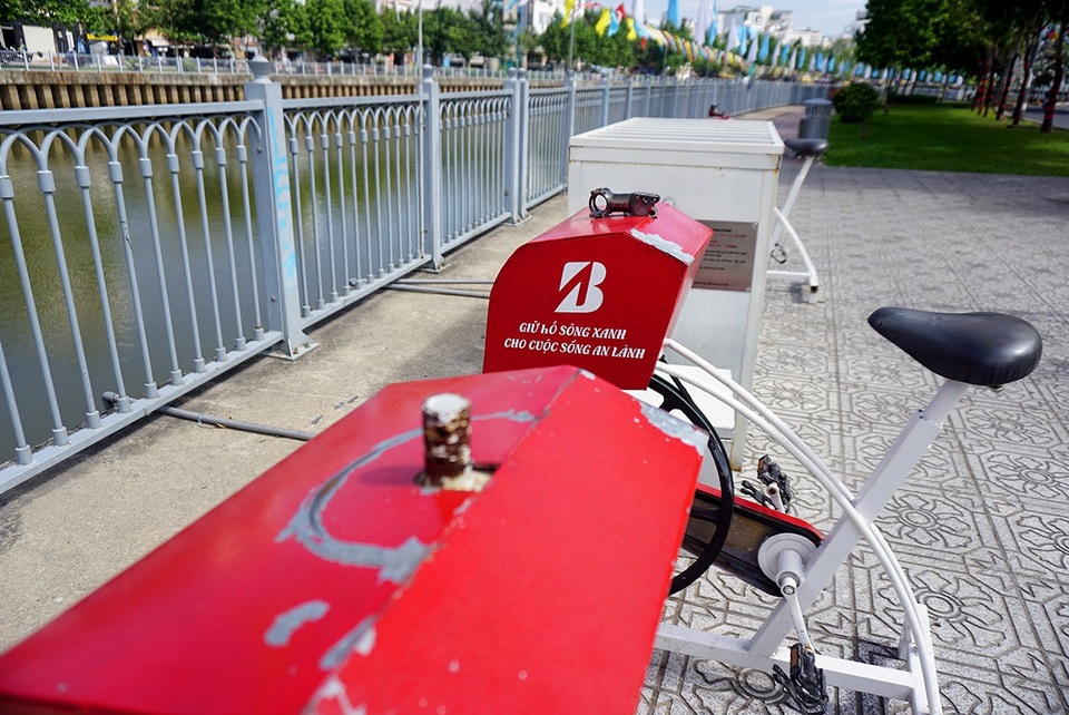 Dàn xe đạp lọc nước kênh Nhiêu Lộc... "đình công" - 3 Tay lái của các xe đạp đã bị tháo mất.