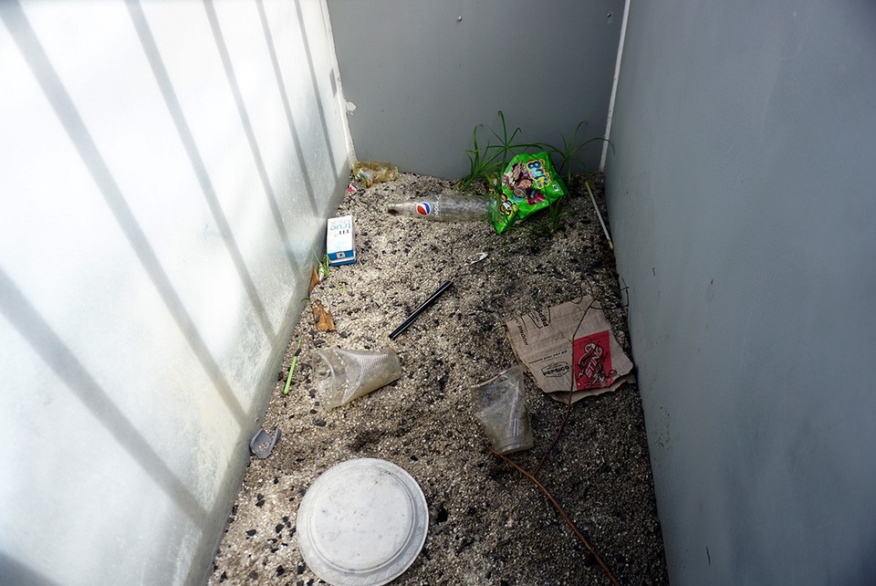 Dàn xe đạp lọc nước kênh Nhiêu Lộc... "đình công" - 4 Thùng chứa nước chứa đầy rác thải.