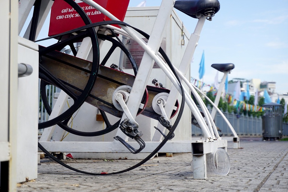 Dàn xe đạp lọc nước kênh Nhiêu Lộc... "đình công" - 5 Dây cu-roa bị tháo rời ra ngoài.