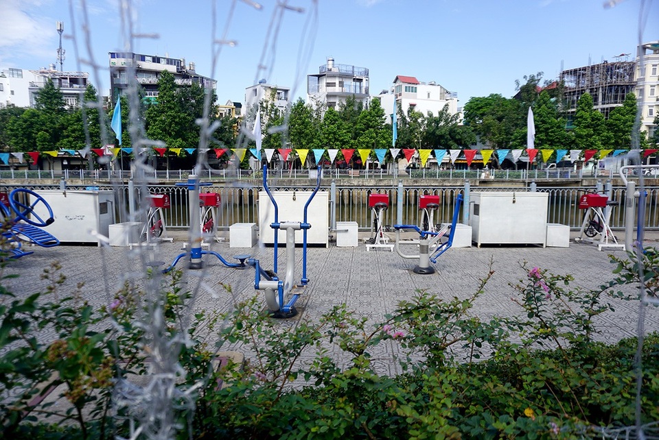 Dàn xe đạp lọc nước kênh Nhiêu Lộc... "đình công" - 6 Dọc kênh Nhiêu Lộc-Thị Nghè được lặp đặt khoảng 14 chiếc xe đạp lọc nước, nhưng hầu hết đều đã bị tháo nhiều bộ phận.