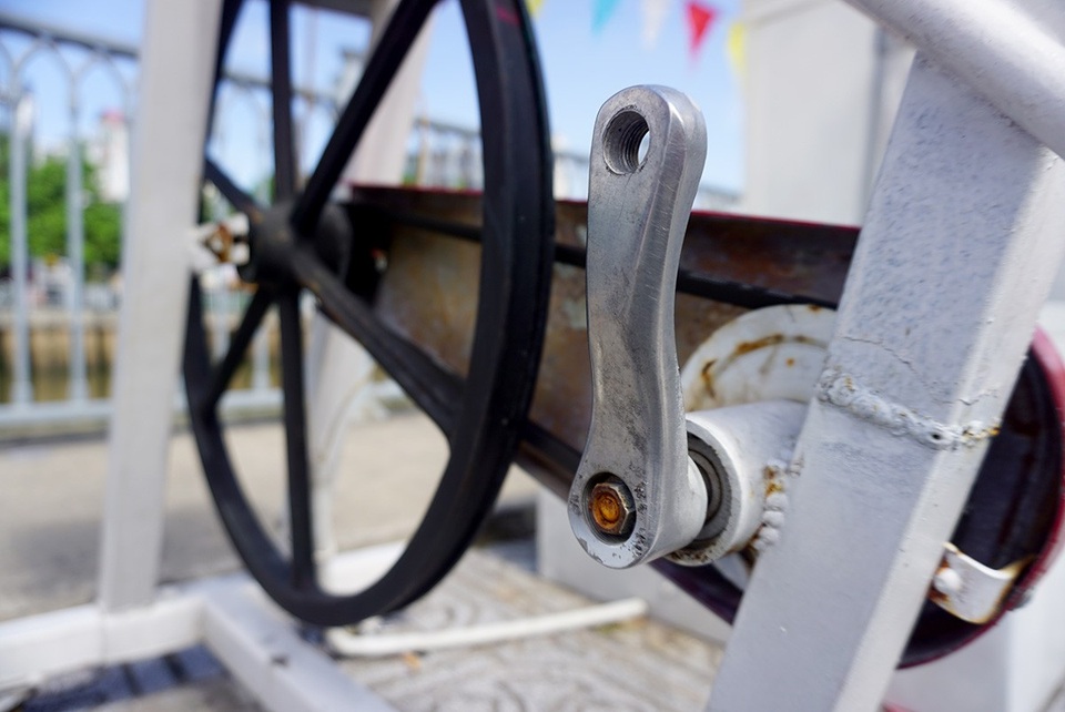 Dàn xe đạp lọc nước kênh Nhiêu Lộc... "đình công" - 7 Bàn đạp chỉ còn trơ cục sắt.