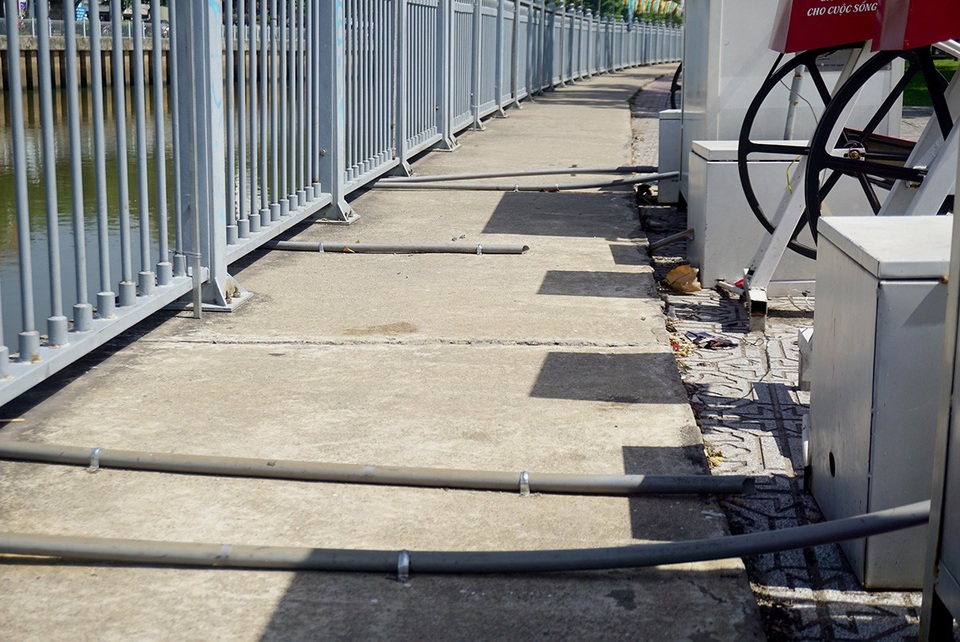 Dàn xe đạp lọc nước kênh Nhiêu Lộc... "đình công" - 9 Các ống hút nước bị bể không còn sử dụng.