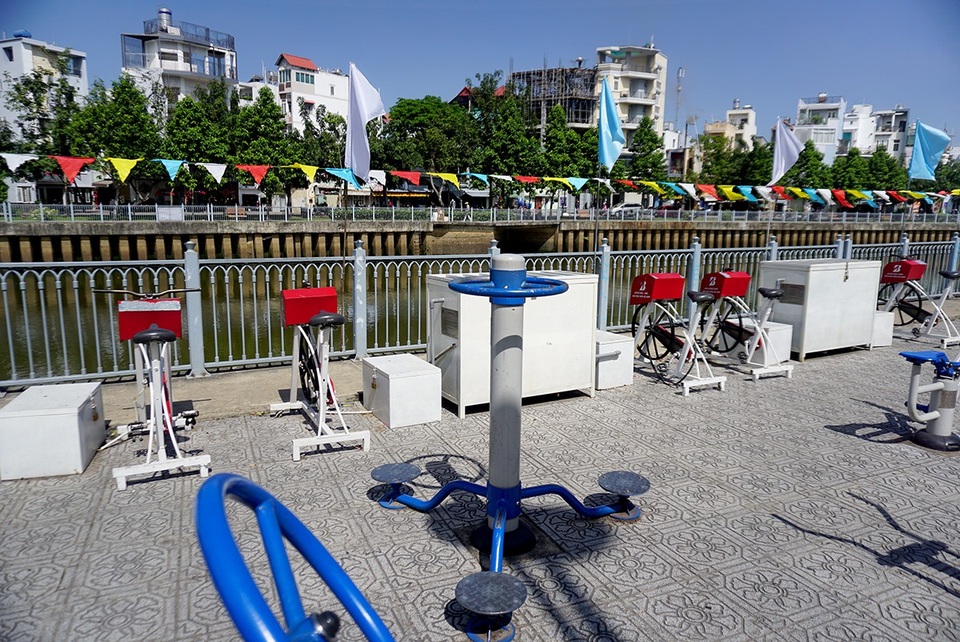 Dàn xe đạp lọc nước kênh Nhiêu Lộc... "đình công" - 10 Ban ngày còn đạp được xe, qua buổi tối ra đây thì thấy mất hết các bộ phận rồi, ông Nguyễn Đình Hưng, ngụ quận 3 cho biết.