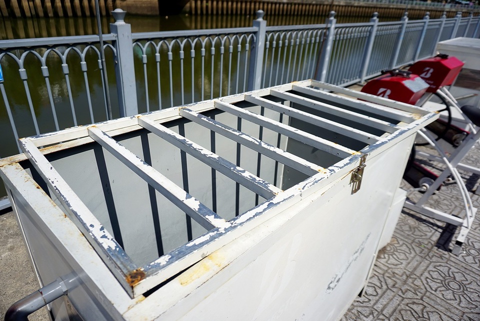 Dàn xe đạp lọc nước kênh Nhiêu Lộc... "đình công" - 11 Ổ khóa của thùng chứa nước cũng bị tháo mất.