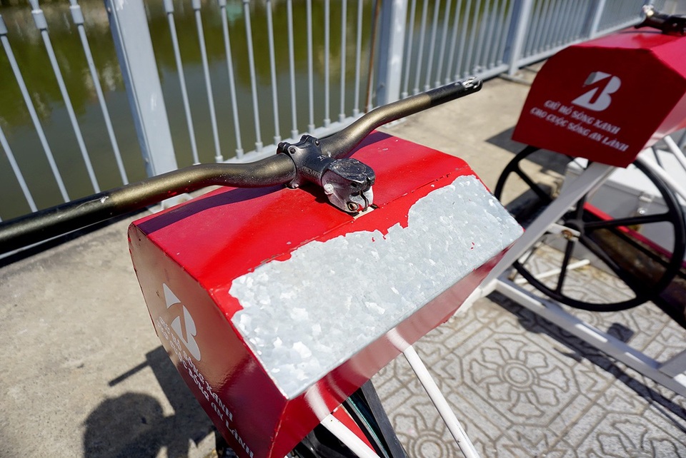 Dàn xe đạp lọc nước kênh Nhiêu Lộc... "đình công" - 12 Lớp sơn trên phần thân xe bị bong tróc.