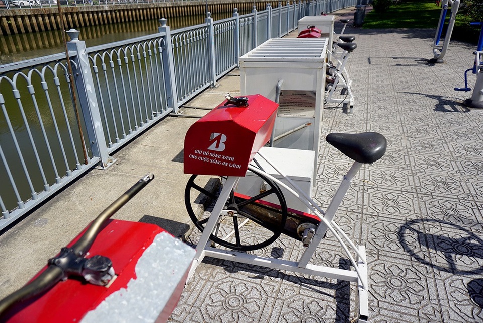 Dàn xe đạp lọc nước kênh Nhiêu Lộc... "đình công" - 13 Đơn vị đầu tư đã nhiều lần sửa chữa, nhưng chỉ được ít hôm xe đạp lại bị tháo mất các bộ phận.