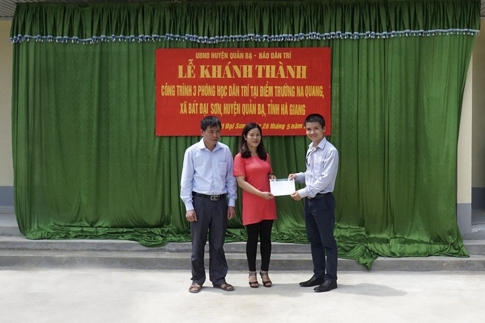 Náo nức ngày khánh thành công trình phòng học Dân trí thứ 11 tại Hà Giang - 7
Nhà báo Phạm Tuấn Anh, Phó Tổng Biên tập báo Dân trí (ngoài cùng bên phải) đã trao 20 suất học bổng đến lãnh đạo 2 trường mầm non và trường tiểu học Bát Đại Sơn để tặng đến 20 em học sinh có hoàn cảnh khó khăn nhân dịp khánh thành điểm trường Na Quang cũng như ngày Quốc tế thiếu nhi 1/6 sắp tới