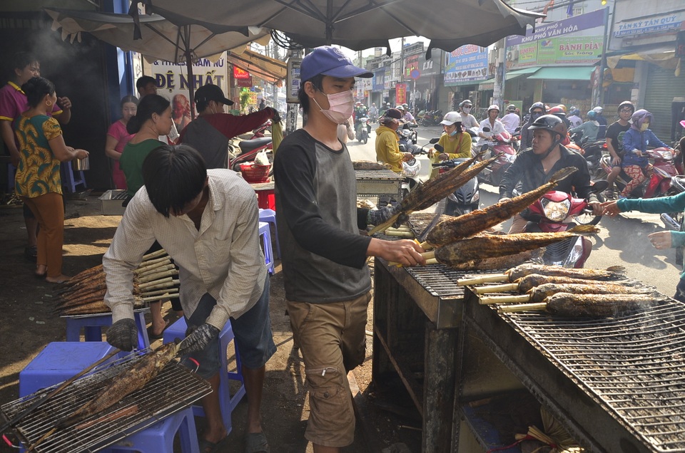 Cá lóc nướng "cháy" hàng trong ngày Thần Tài - 3