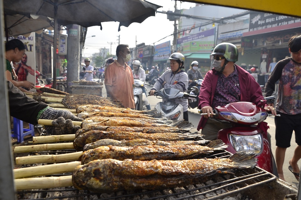 Mặt hàng cá lóc nướng đắt khách ngày vía Thần Tài