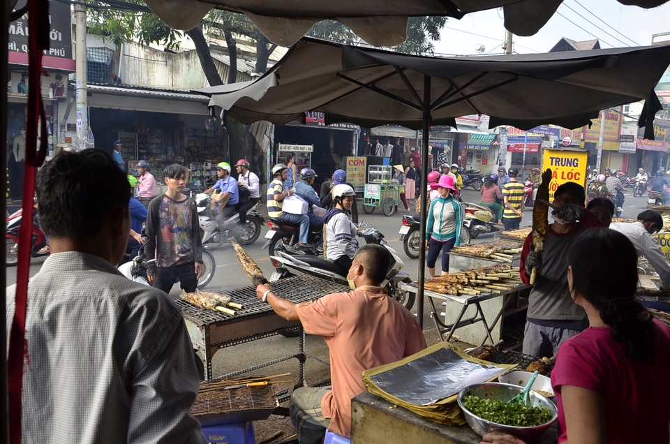 Cá lóc nướng "cháy" hàng trong ngày Thần Tài - 2