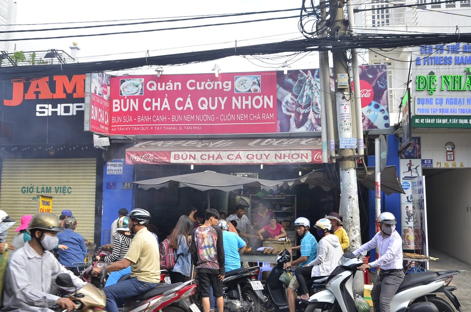 Người dân xếp hàng chờ mua cá trước một quầy cá lóc nướng trên đường Tân Kỳ Tân Quý