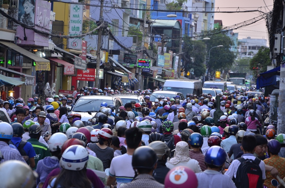 Kẹt xe trầm trọng khu vực cầu Nhị Thiên Đường - 8 Đường Hưng Phú (quận 8) chật kín phương tiện