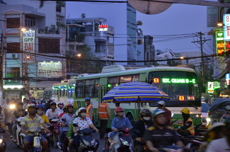 Kẹt xe trầm trọng khu vực cầu Nhị Thiên Đường - 5 Xe buýt đành chịu chết trước cảnh kẹt xe trên cầu Nhị Thiên Đường